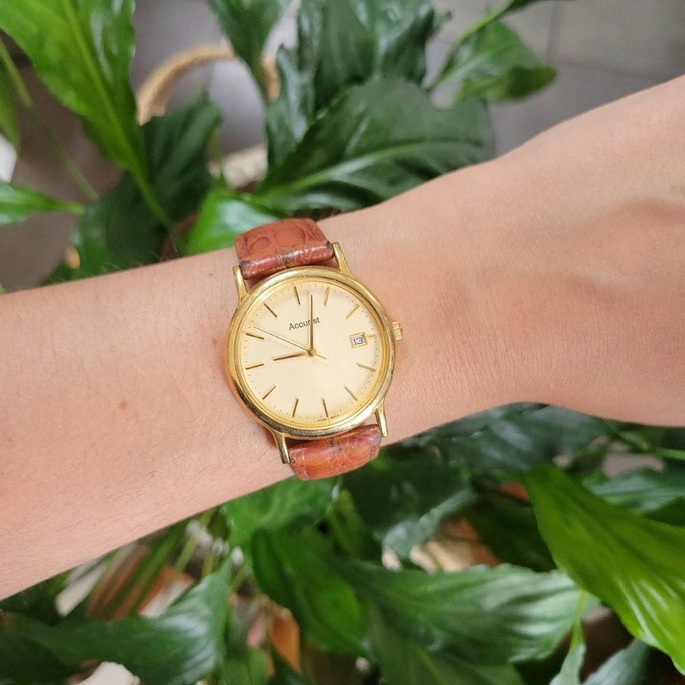 Vintage Accurist Classic Leather Calendar Watch